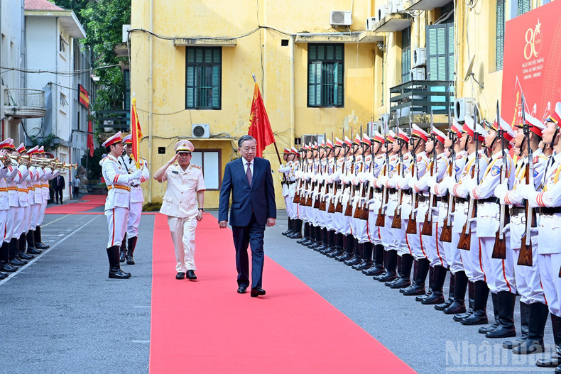 Party General Secretary To Lam meets with officers of the Department of Internal Political Security l3.jpg