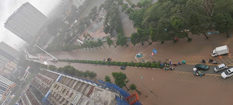 To Huu–Le Van Luong roads submerged in deep water. (Photo: Le Duc) To Huu–Le Van Luong roads submerged in deep water. (Photo: Le Duc)