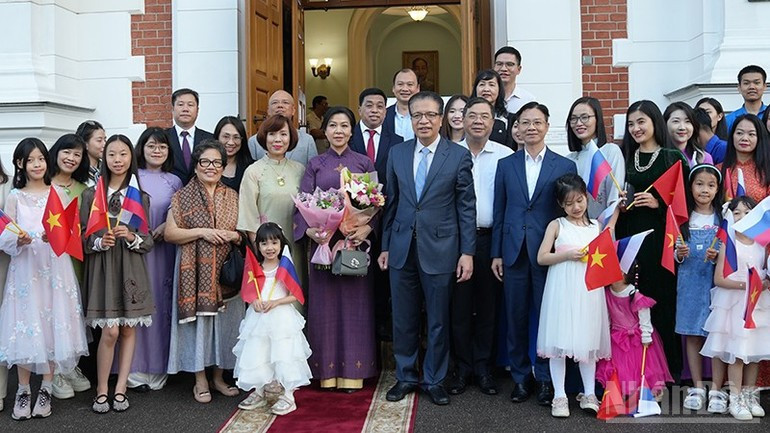Ngo Phuong Ly visits the staff at the Embassy of Viet Nam in the Russian Federation. h3.jpg