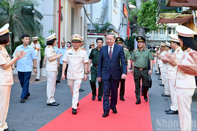 Party General Secretary To Lam meets with officers of the Department of Internal Political Security l2.jpg