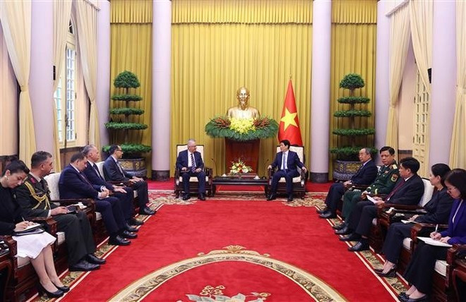 State President Luong Cuong (R) hosts a reception on September 11 for Turkish Defence Minister Yasar Guler, who is on a working visit to Viet Nam. (Photo: VNA) State President Luong Cuong (R) hosts a reception on September 11 for Turkish Defence Minister Yasar Guler, who is on a working visit to Viet Nam. (Photo: VNA)
