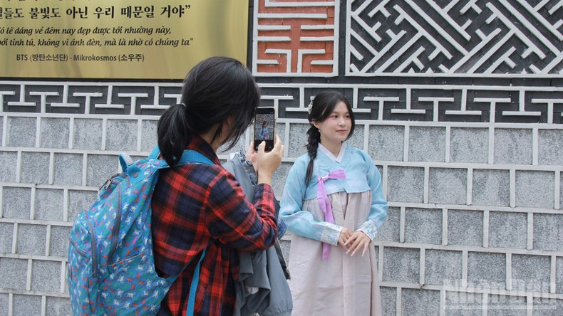 Young people delight in taking “check-in” photos while wearing Hanbok. han2.jpg