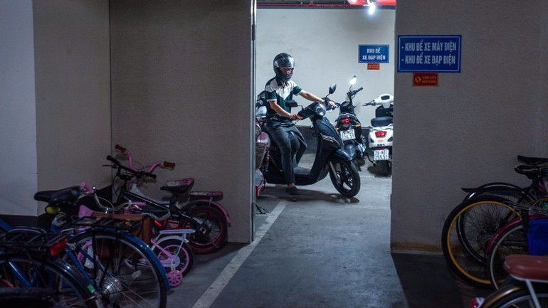 Area for electric motorcycles and bicycles in the basement of an apartment building in Ha Noi. (Photo: THE BANG) xe2.jpg