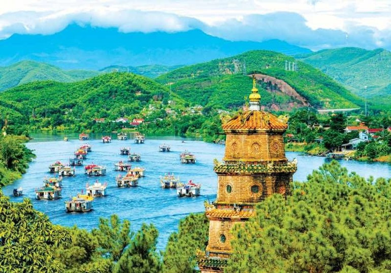 Le Dinh Hoang (Viet Nam) Perfume river on Hue Nam Palace Festival. t5.jpg