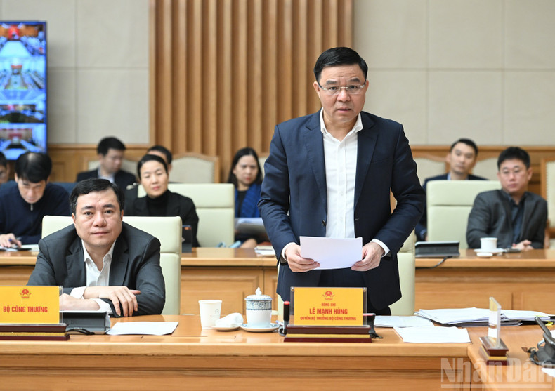 Acting Minister of Industry and Trade Le Manh Hung speaks at the conference.