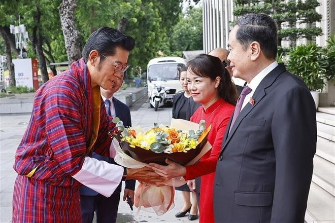 National Assembly Chairman Tran Thanh Man welcomes King of Bhutan Jigme Khesar Namgyel Wangchuck in Ha Noi on August 19. (Photo: VNA) National Assembly Chairman Tran Thanh Man welcomes King of Bhutan Jigme Khesar Namgyel Wangchuck in Ha Noi on August 19. (Photo: VNA)