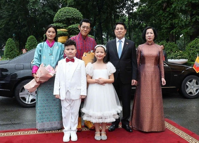 State President Luong Cuong and his spouse Nguyen Thi Minh Nguyet welcome the the Bhutanese royal couple. (Photo: VNA)
