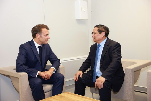 Prime Minister Pham Minh Chinh (R) and French President Emmanuel Macron at their meeting in Nice, France on June 9. (Photo: VNA) Prime Minister Pham Minh Chinh (R) and French President Emmanuel Macron at their meeting in Nice, France on June 9. (Photo: VNA)
