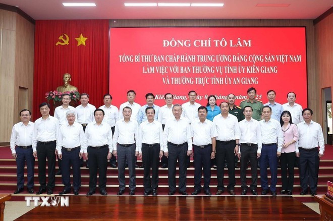 Party General Secretary To Lam and the delegates at the working session in Kien Giang province on June 4. (Photo: VNA) Party General Secretary To Lam and the delegates at the working session in Kien Giang province on June 4. (Photo: VNA)