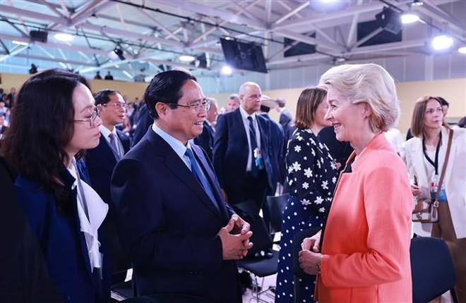 Prime Minister Pham Minh Chinh (C) meets with President of the European Commission (EC) Ursula von der Leyen. (Photo: VNA) Prime Minister Pham Minh Chinh (C) meets with President of the European Commission (EC) Ursula von der Leyen. (Photo: VNA)