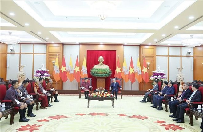 General Secretary of the Communist Party of Viet Nam Central Committee To Lam hosts a reception in Ha Noi on August 19 for Bhutanese King Jigme Khesar Namgyel Wangchuck. (Photo: VNA) General Secretary of the Communist Party of Viet Nam Central Committee To Lam hosts a reception in Ha Noi on August 19 for Bhutanese King Jigme Khesar Namgyel Wangchuck. (Photo: VNA)