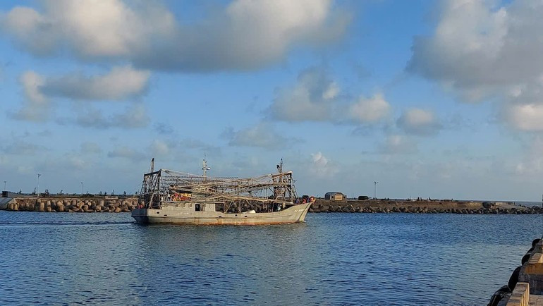 Fishing vessel PY 99993TS departs the Truong Sa boat shelter for the mainland after being successfully repaired by the Truong Sa Technical Logistics Service Centre. dao2.jpg