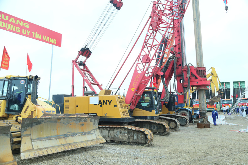 Contractors have mobilised vehicles and machinery to carry out construction on the road project connecting Thai Binh Ward with Hung Ha Commune and Pho Hien Ward. 31-10-nha-thau-huy-dong-may-moc-phuong-tien-va-nhan-luc-de-trien-khai-thuc-hien-du-an.jpg