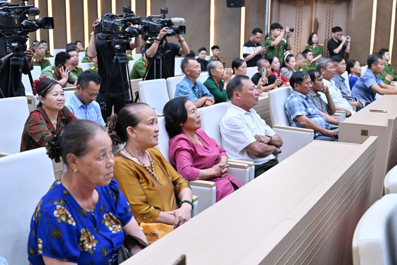 Relatives of fallen soldiers participate in the conference. l5.jpg