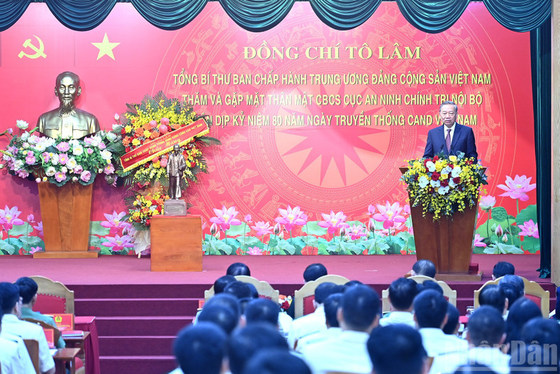 Party General Secretary To Lam delivers a speech at the meeting. l7.jpg