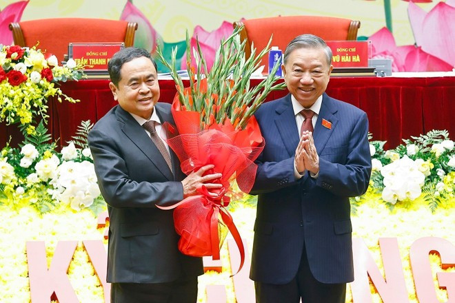 Party General Secretary To Lam (R) presents flowers to National Assembly Chairman Tran Thanh Man to congratulate the congress. (Photo: VNA) Party General Secretary To Lam (R) presents flowers to National Assembly Chairman Tran Thanh Man to congratulate the congress. (Photo: VNA)