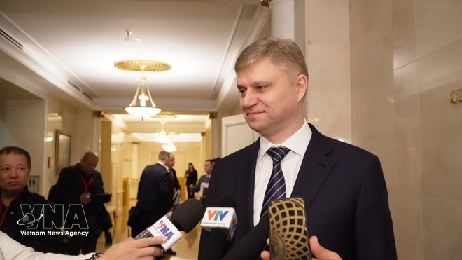 CEO and Chairman of Russian Railways Oleg Belozerov talks to the press (Photo: VNA)