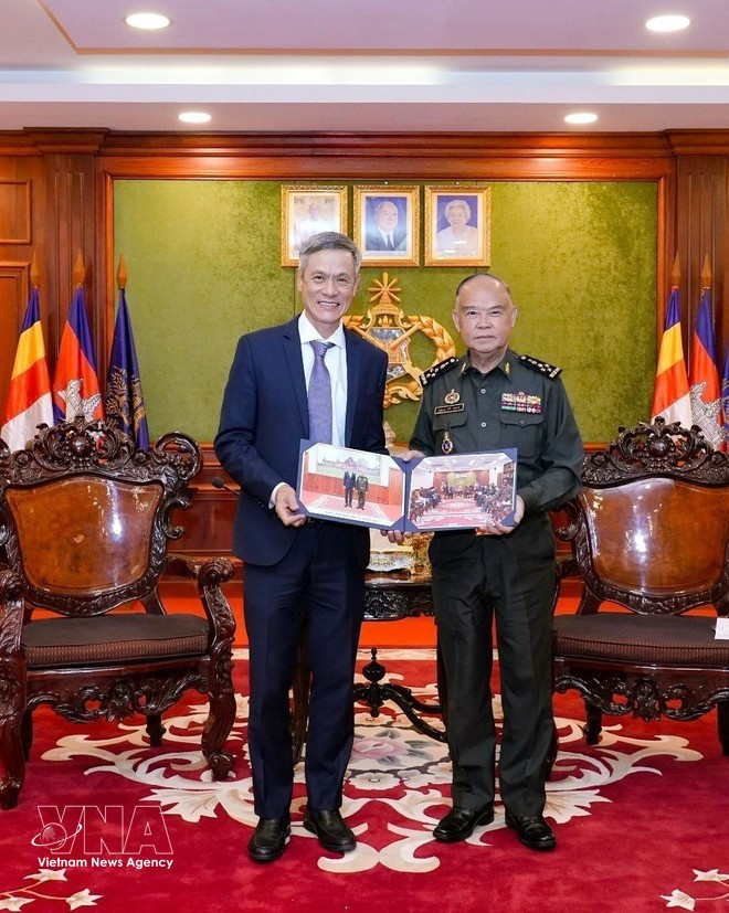 Vietnamese Ambassador to Cambodia Nguyen Minj Vu extends New Year greetings to General Mao Sophan, Deputy Commander-in-Chief of the Royal Cambodian Armed Forces and Commander of the Royal Cambodian Army (Photo: VNA)