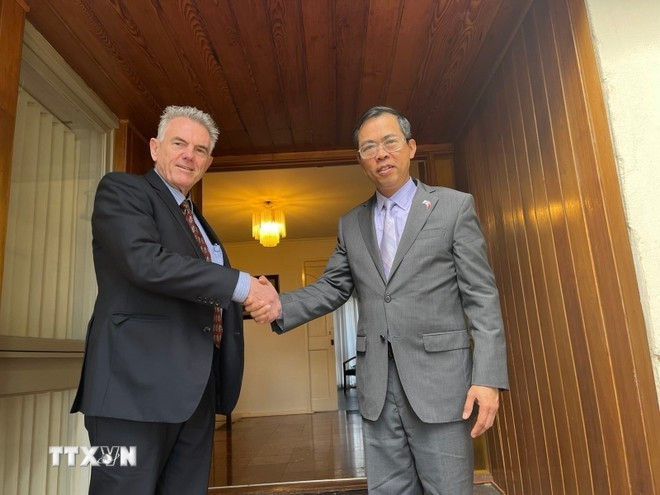President of the Australia–Viet Nam Friendship Society Kim Sampson (L) (Photo: VNA)