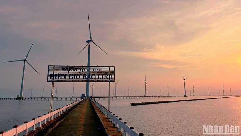 Wind turbine towers at the Bac Lieu wind power plant. (Photo: My Hanh) nang3.jpg