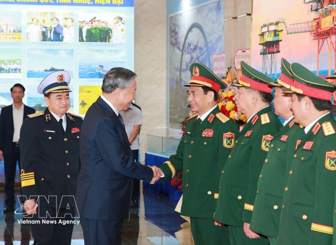 Party General Secretary To Lam and military officials at the ceremony (Photo: VNA)