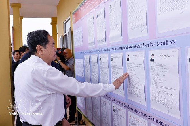 National Assembly Chairman Tran Thanh Man inspects preparations for the election at Polling Station No. 31 in Hung Nguyen commune, Nghe An province, on February 28. (Photo: VNA)