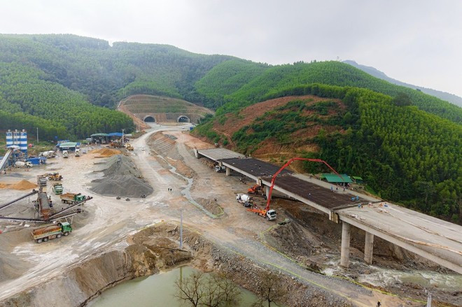 At the construction site of a key national transport infrastructure project. (Photo: VNA) At the construction site of a key national transport infrastructure project. (Photo: VNA)