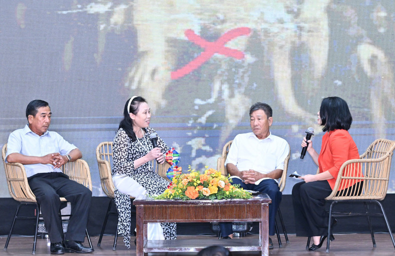 Relatives of martyrs engage in exchanges at the conference. l11.jpg