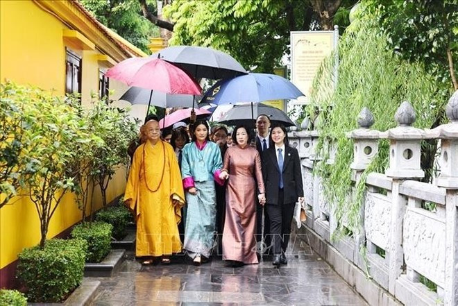 Spouse of State President Luong Cuong and Bhutanese Queen Jetsun Pema Wangchuck visit Tran Quoc Pagoda, August 19, 2025. (Photo: VNA) Spouse of State President Luong Cuong and Bhutanese Queen Jetsun Pema Wangchuck visit Tran Quoc Pagoda, August 19, 2025. (Photo: VNA)