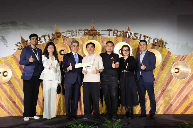 Vietnamese Ambassador to Germany Nguyen Dac Thanh (third from left), together with the two co-founders of Alterno, and the staff of the Vietnamese embassy (Photo: VNA)