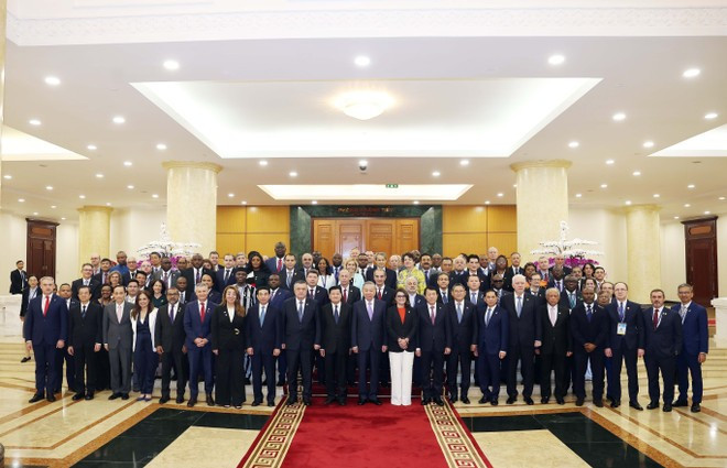 Party General Secretary To Lam and the heads of delegations from countries attending the signing ceremony of the United Nations Convention against Cybercrime (Ha Noi Convention) on October 25. (Photo: VNA)