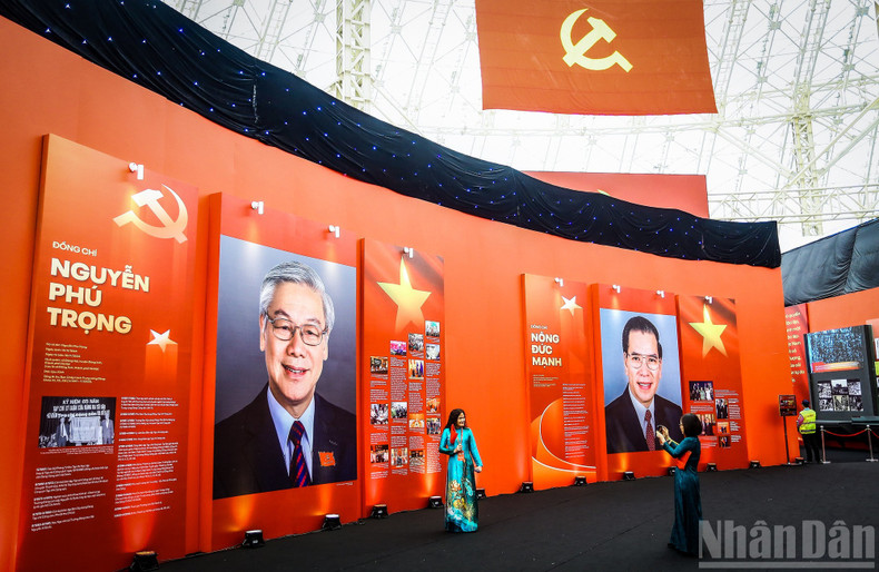 Many visitors take commemorative photos alongside the portraits of the Party leaders throughout different periods. p17.jpg