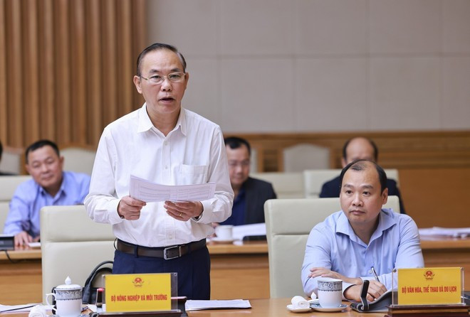 Deputy Minister of Agriculture and Environment Phung Duc Tien delivers a report on anti-IUU fishing at the meeting. (Photo: VNA)