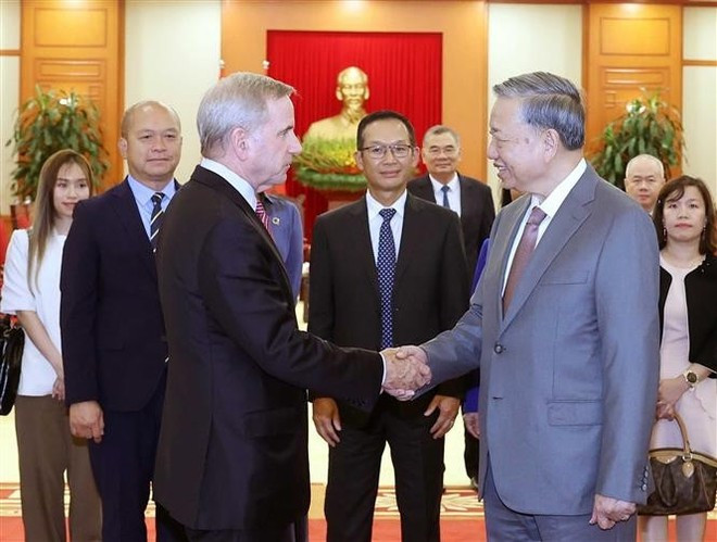 Party General Secretary To Lam (right) shakes hands with Alex Rogers, President of Global Affairs of Qualcomm Inc. at a reception on June 10. (Photo: VNA) Party General Secretary To Lam (right) shakes hands with Alex Rogers, President of Global Affairs of Qualcomm Inc. at a reception on June 10. (Photo: VNA)