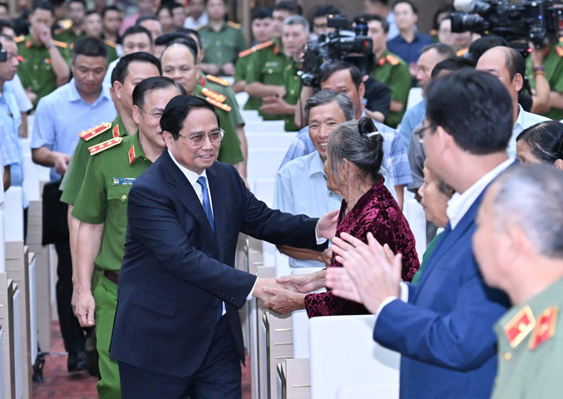 The Prime Minister extends his regards and offers words of encouragement to the families of the fallen soldiers. l3.jpg