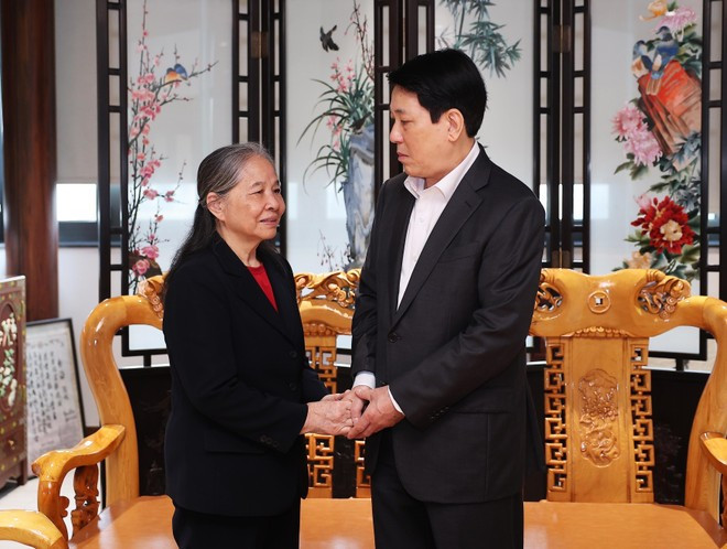 State President Luong Cuong (right) visits and extends Lunar New Year (Tet) greetings to Ngo Thi Man, spouse of late Party General Secretary Nguyen Phu Trong. (Photo: VNA)