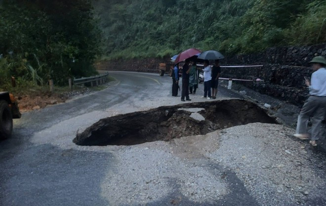 A sinkhole in Thai Nguyen province covers an estimated area of about 50 square metres and is 8–10 metres deep, leaving only about 1.5 metres of roadway intact. Torrential rains has damaged local transport infrastructure. (Photo: VNA) A sinkhole in Thai Nguyen province covers an estimated area of about 50 square metres and is 8–10 metres deep, leaving only about 1.5 metres of roadway intact. Torrential rains has damaged local transport infrastructure. (Photo: VNA)