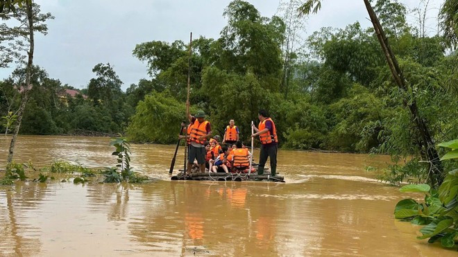 Rescue forces work urgently to save the students trapped inside the Na Ri Boarding School for Ethnic Minorities. (Photo: VNA) Rescue forces work urgently to save the students trapped inside the Na Ri Boarding School for Ethnic Minorities. (Photo: VNA)