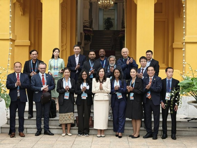 Deputy Minister of Foreign Affairs Le Thi Thu Hang and representatives of media agencies at the meeting. (Photo: Ministry of Foreign Affairs)