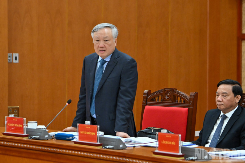 Standing Deputy Prime Minister Nguyen Hoa Binh addresses the meeting.