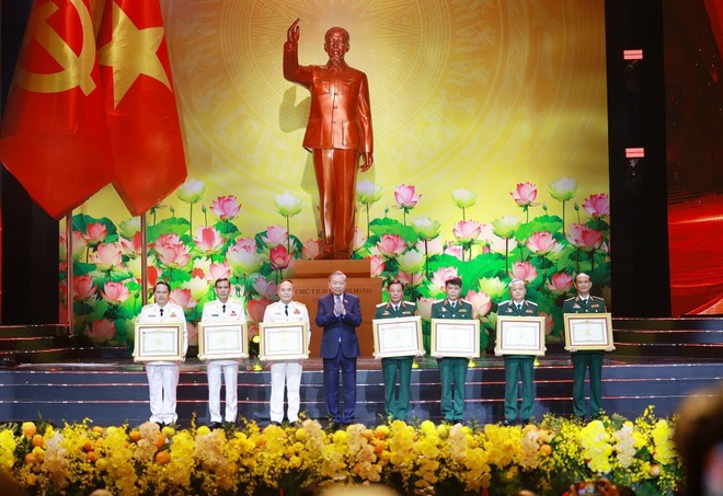 Party General Secretary To Lam presents the title of Hero of the People’s Armed Forces to outstanding collectives at the congress. (Photo: VNA)