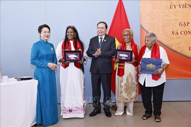 National Assembly Chairman Tran Thanh Man (central) and his spouse ( first, from left) present gifts to the Vietnamese community in Senegal. (Photo: VNA) National Assembly Chairman Tran Thanh Man (central) and his spouse ( first, from left) present gifts to the Vietnamese community in Senegal. (Photo: VNA)