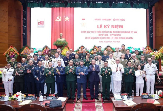 Party General Secretary To Lam and Vietnamese officers pose for a photo with foreign guests (Photo: VNA) Party General Secretary To Lam and Vietnamese officers pose for a photo with foreign guests (Photo: VNA)