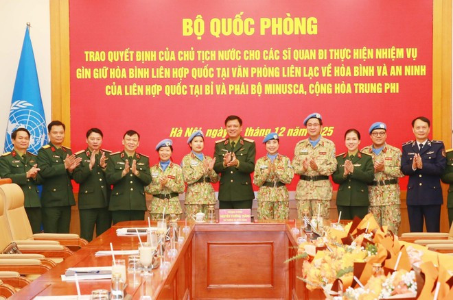 Deputy Minister of National Defence Senior Lieutenant General Nguyen Truong Thang (sixth, right), officials, and the new officers deployed to UN peacekeeping missions (Photo: VNA)
