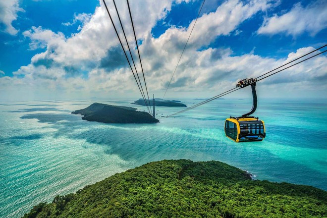 The world’s longest three-wire cable car to Hon Thom Island is one of Phu Quoc’s most iconic experiences (Photo: Sun Group) The world’s longest three-wire cable car to Hon Thom Island is one of Phu Quoc’s most iconic experiences (Photo: Sun Group)