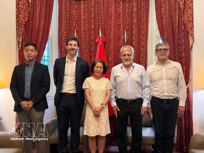 Vietnamese Ambassador to Argentina Ngo Minh Nguyet receives a delegation from the Latin American and Caribbean Confederation of State Workers (CLATE). (Photo: VNA)