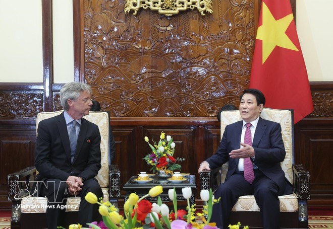 State President Luong Cuong (R) receives Jean-Francois Harvey, the Ambassador of the Commonwealth of Dominica to Viet Nam, in Ha Noi on March 18. (Photo: VNA)