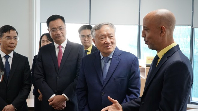 Standing Deputy Prime Minister Nguyen Hoa Binh (second from right) visits and exchanges views with members of the Da Nang International Financial Centre (IFC Da Nang). Photo: VNA