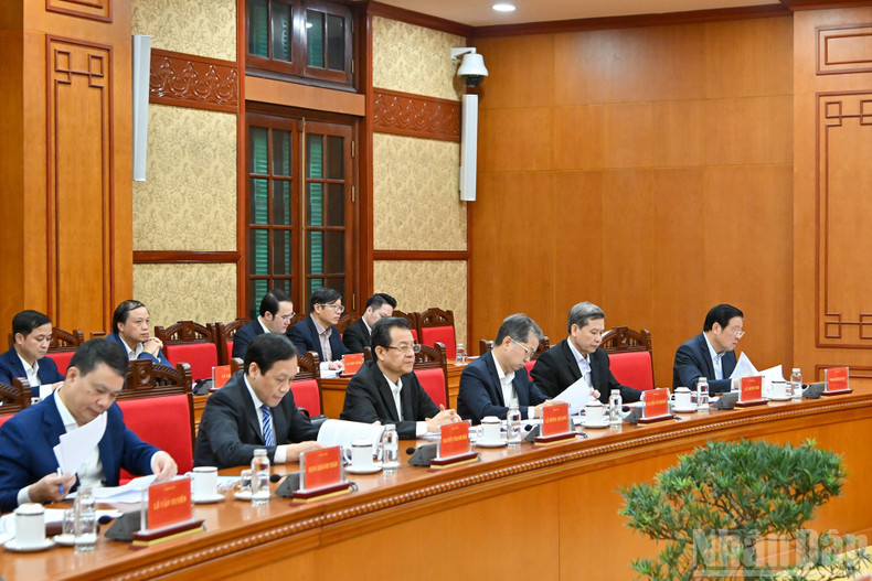 Head of the PCC’s Internal Affairs Commission Phan Dinh Trac with delegates at the meeting.