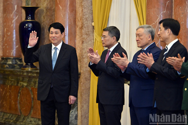 President Luong Cuong and the delegates at the ceremony.
